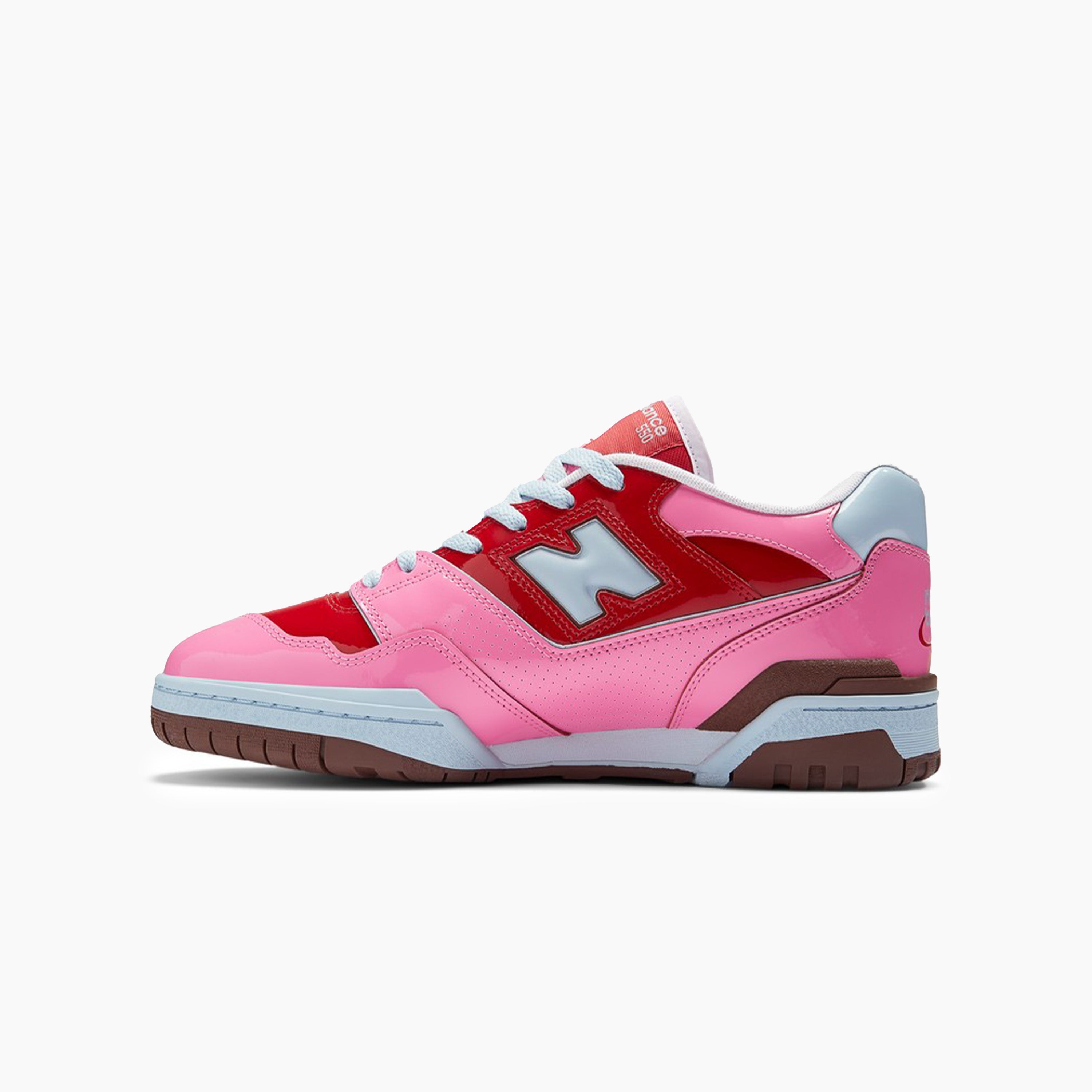 New Balance 550 para Mujer | New Balance 550 Rosas | Disfruta de la sneaker que marcó un antes y un después en las canchas de baloncesto del 89. La New Balance 550 para mujer se convirtió en un éxito de la moda a nivel mundial y su color rosa y marrón marcará la diferencia.