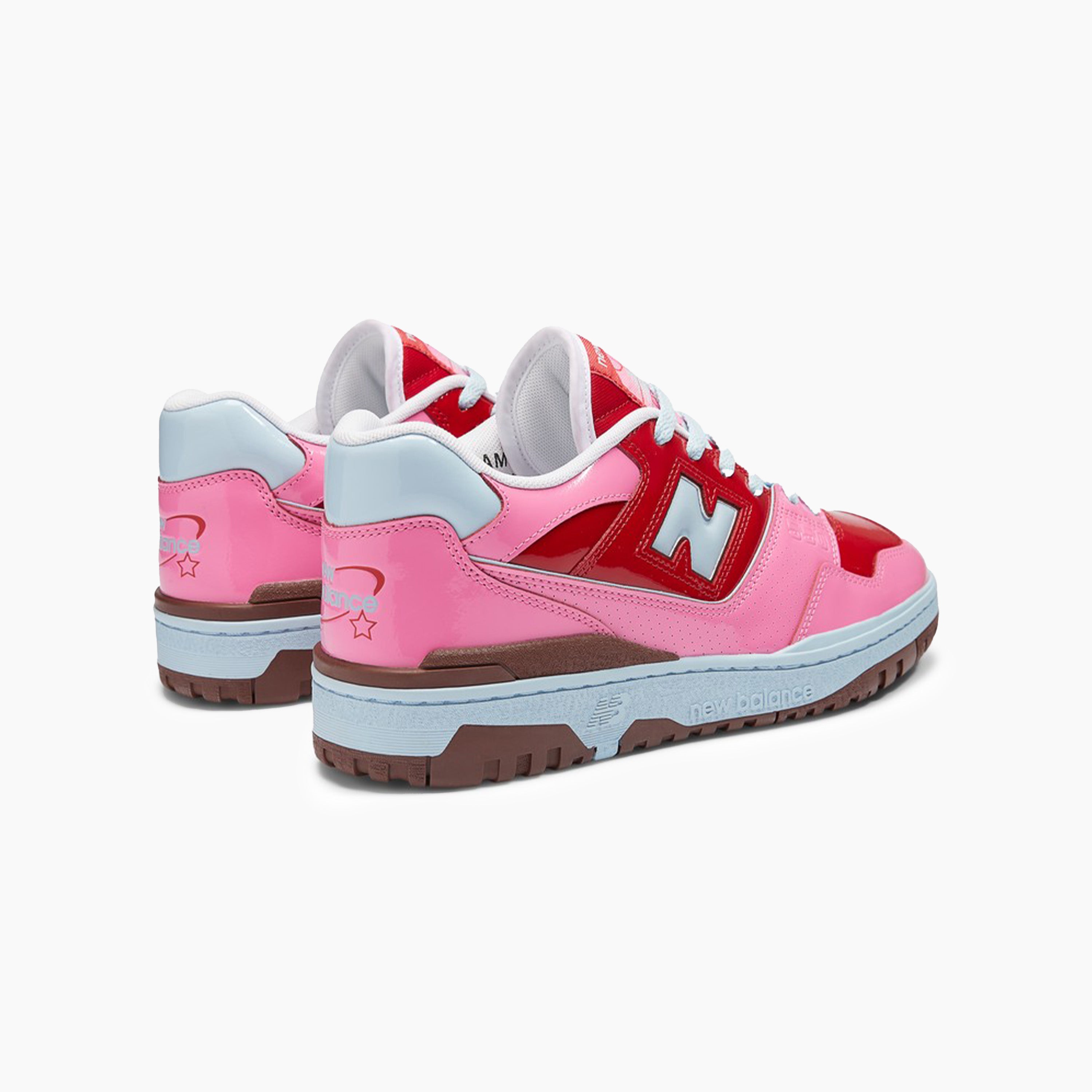 New Balance 550 para Mujer | New Balance 550 Rosas | Disfruta de la sneaker que marcó un antes y un después en las canchas de baloncesto del 89. La New Balance 550 para mujer se convirtió en un éxito de la moda a nivel mundial y su color rosa y marrón marcará la diferencia.