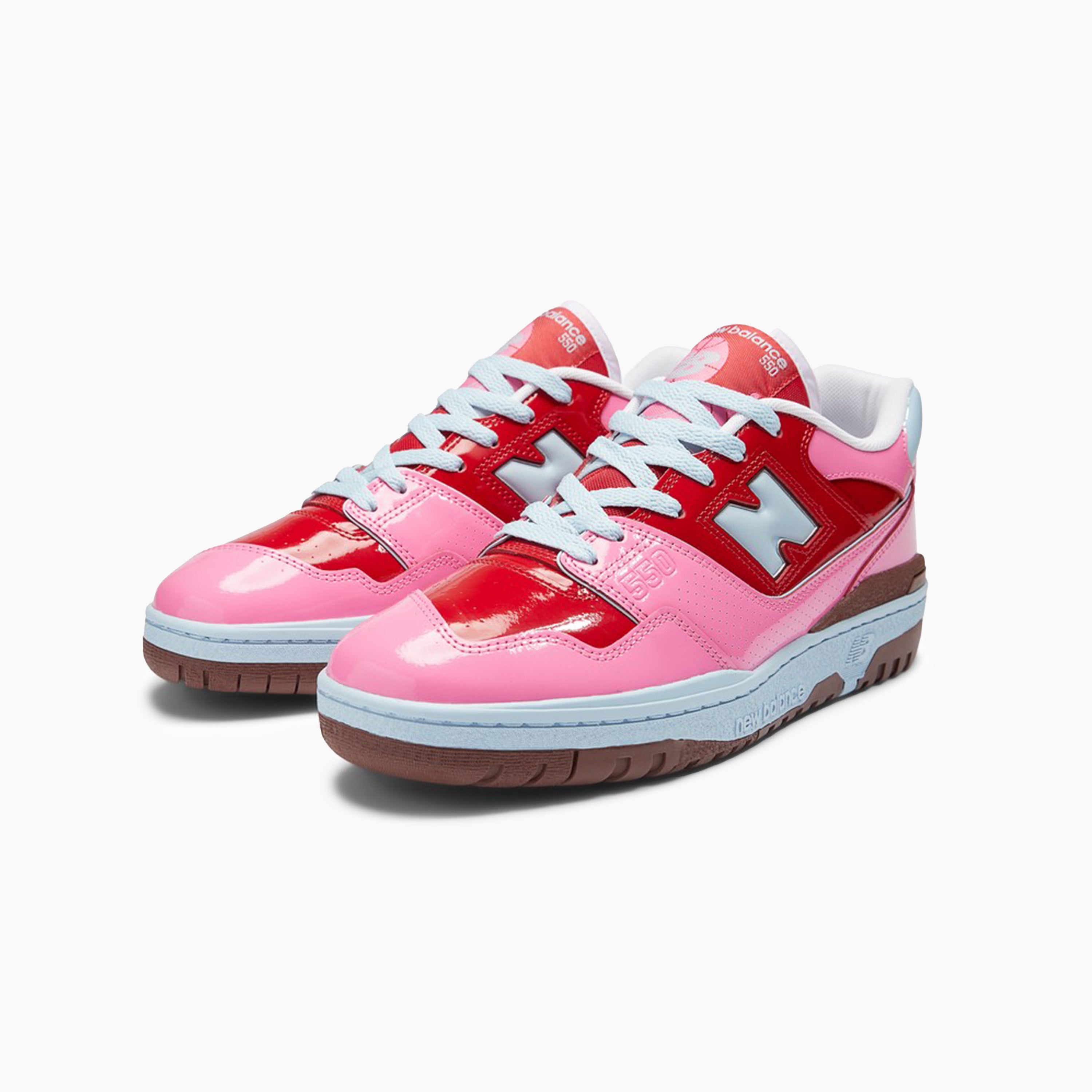 New Balance 550 para Mujer | New Balance 550 Rosas | Disfruta de la sneaker que marcó un antes y un después en las canchas de baloncesto del 89. La New Balance 550 para mujer se convirtió en un éxito de la moda a nivel mundial y su color rosa y marrón marcará la diferencia.