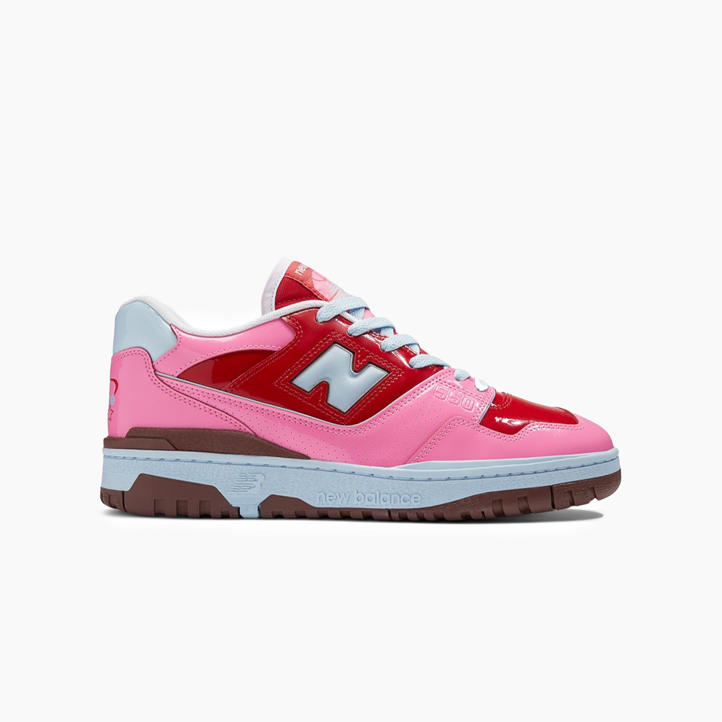 New Balance 550 para Mujer | New Balance 550 Rosas | Disfruta de la sneaker que marcó un antes y un después en las canchas de baloncesto del 89. La New Balance 550 para mujer se convirtió en un éxito de la moda a nivel mundial y su color rosa y marrón marcará la diferencia.