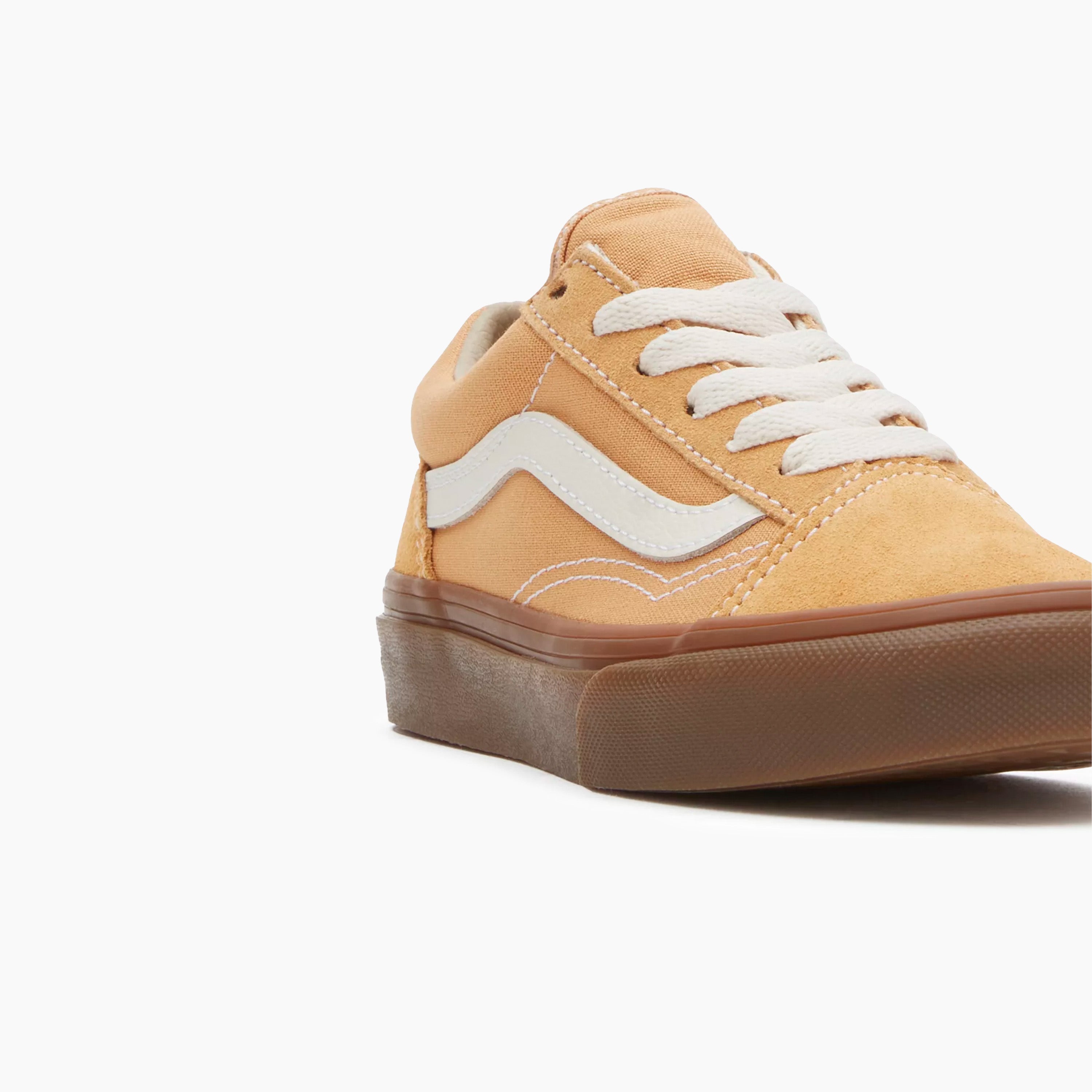 Zapatillas Ninos | Vans Kids | El emblemático modelo con el que nació la Sidestripe: las Old Skool. Desde su debut en el 77 este modelo de caña baja se ha convertido en todo un emblema en el mundo del skate, música y moda. Desde los patinadores y punks de los 90 a leyendas actuales. Haz que el más peque de la casa viva el estilo único de esta zapatilla.