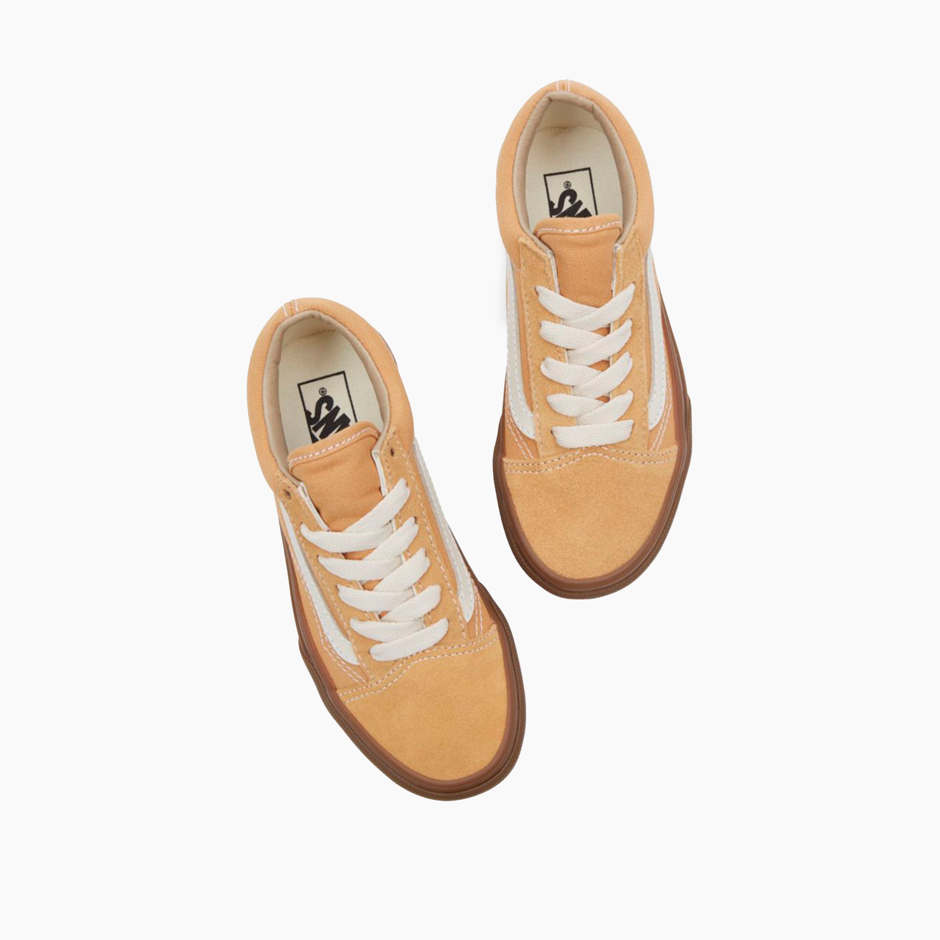 Zapatillas Ninos | Vans Kids | El emblemático modelo con el que nació la Sidestripe: las Old Skool. Desde su debut en el 77 este modelo de caña baja se ha convertido en todo un emblema en el mundo del skate, música y moda. Desde los patinadores y punks de los 90 a leyendas actuales. Haz que el más peque de la casa viva el estilo único de esta zapatilla.