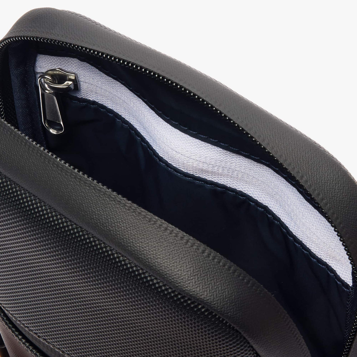 LACOSTE BANDOLERA PLANA PEQUEÑA LCST SLIMLINE NOIR NH3307LV