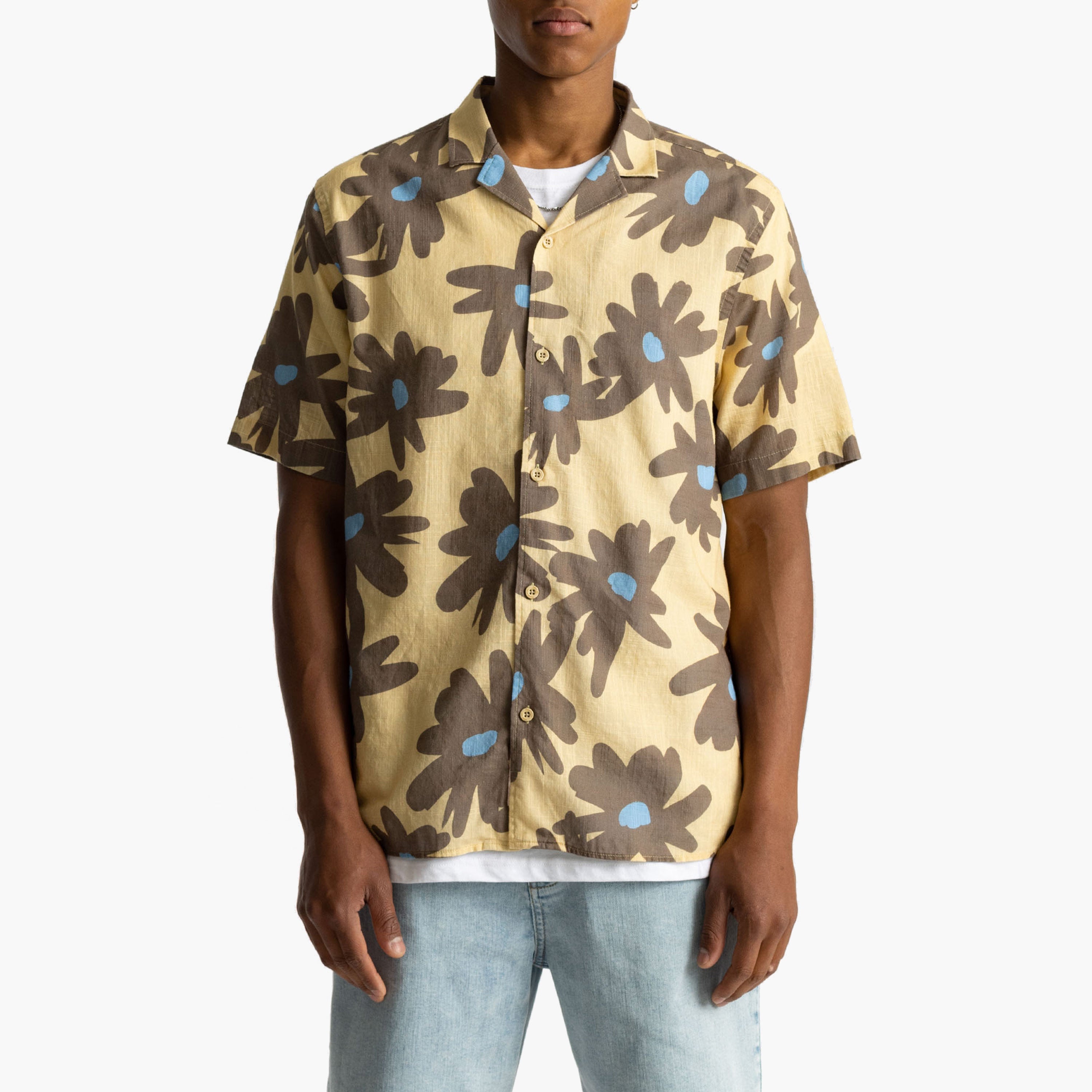 Camisa Hombre Verano | Camisa de manga corta para hombre fabricado en algodón. Presenta un diseño de estampados gráficos alrededor de la prenda. Ajuste regular.