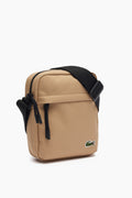 Bandolera Lacoste para Hombre Beige | Elija un estilo deportivo con esta bandolera, un accesorio compacto diseñado para los días de ajetreo.