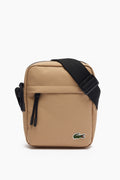 Bandolera Lacoste para Hombre Beige | Elija un estilo deportivo con esta bandolera, un accesorio compacto diseñado para los días de ajetreo.