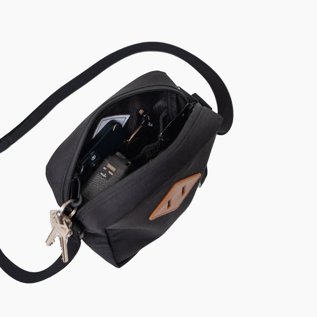 Bandolera Hombre | Bandolera Herschel | Bandolera con estilo cuadrado con detalle de diamantes, fabricada con tejidos Ecosystem reciclados y una correa ajustable para llevar al hombro.