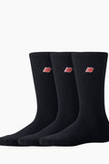 Calcetines de running para Hombre y Mujer de New Balance Negros | Estos calcetines para running están fabricados en algodón, tienen la plantilla acolchada y son muy cómodos para cada día. Presentan un bonito bordado en rojo que aportan el estilo característico de New Balance. Paquete de 3 calcetines.