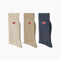 Calcetines de Running para Hombre y Mujer de New Balance  | Estos calcetines de algodón tienen la plantilla acolchada y son muy cómodos para cada día. Además presentan un bonito bordado en rojo que les confiere mucho estilo.