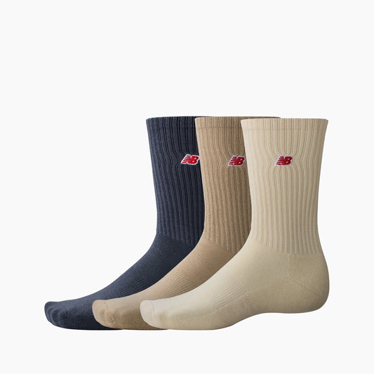 Calcetines de Running para Hombre y Mujer de New Balance  | Estos calcetines de algodón tienen la plantilla acolchada y son muy cómodos para cada día. Además presentan un bonito bordado en rojo que les confiere mucho estilo.