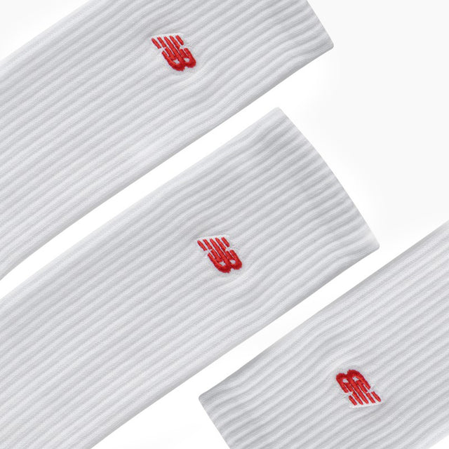 Calcetines de Running para Hombre y Mujer Blancos de New Balance | Estos calcetines de algodón tienen la plantilla acolchada y son muy cómodos para cada día. Además presentan un bonito bordado en rojo que les confiere mucho estilo.