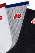 Calcetines para Niños de New Balance 3 Pack | Calcetines de New Balance para Niños blancos, grises y negros con el logo de la marca bordado en rojo.