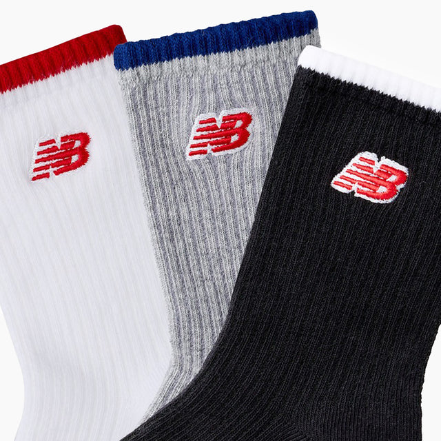 Calcetines para Niños de New Balance 3 Pack | Calcetines de New Balance para Niños blancos, grises y negros con el logo de la marca bordado en rojo.
