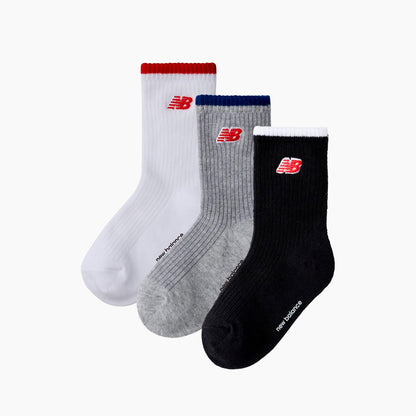 Calcetines para Niños de New Balance 3 Pack | Calcetines de New Balance para Niños blancos, grises y negros con el logo de la marca bordado en rojo.