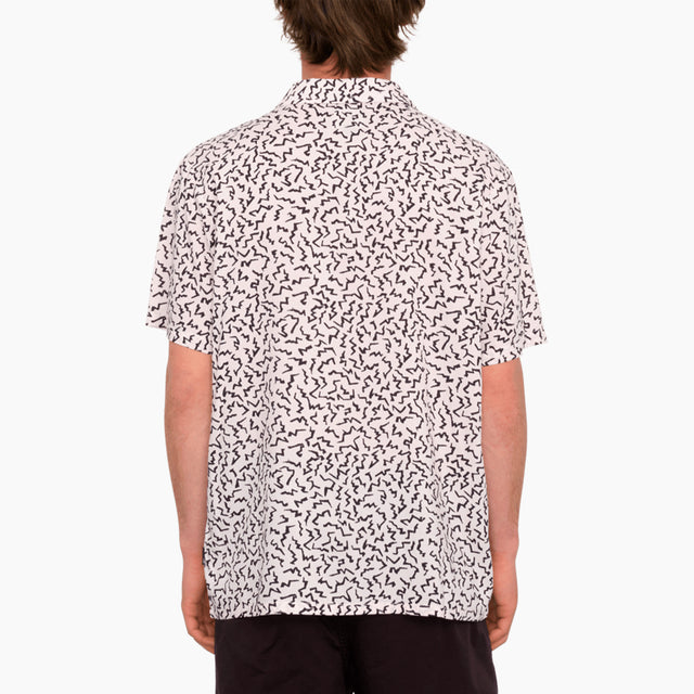 Camisa Volcom | Camisa Hombe Manga Corta | Presenta un diseño clásico con un toque moderno. Cierre con botones además de un estampado gráfico alrededor de toda la camisa. Ajuste clásico.