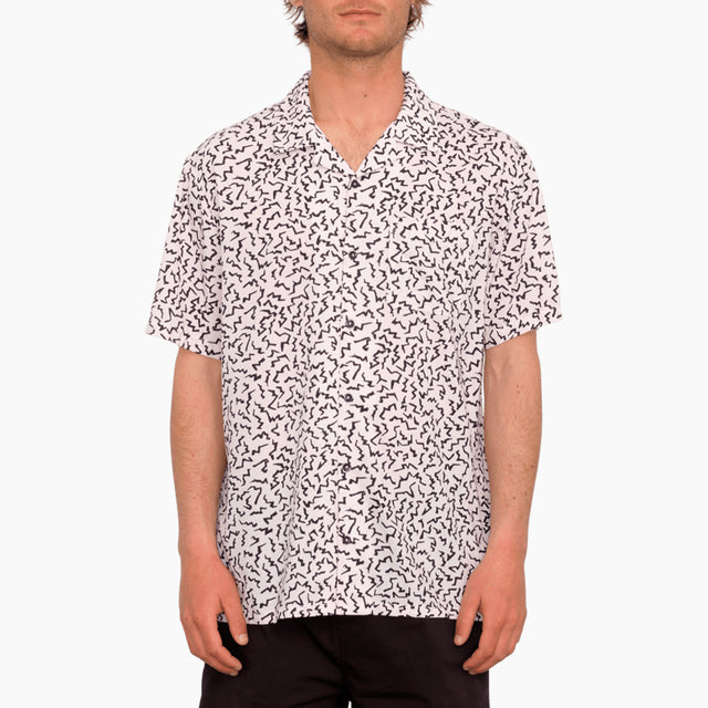 Camisa Volcom | Camisa Hombe Manga Corta | Presenta un diseño clásico con un toque moderno. Cierre con botones además de un estampado gráfico alrededor de toda la camisa. Ajuste clásico.