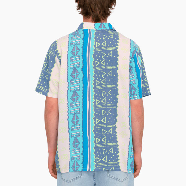 Camisa Volcom Hombre | Camisa Manga Corta | Camisa de manga corta para hombre fabricada en Viscosa. Presenta un diseño de estampados alrededor de toda la prenda combinadas con un cierre de botones y cuello camisero, garantizando comodidad en todo momento. Ajuste clásico.