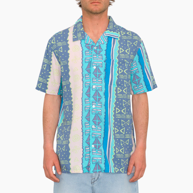 Camisa Volcom Hombre | Camisa Manga Corta | Camisa de manga corta para hombre fabricada en Viscosa. Presenta un diseño de estampados alrededor de toda la prenda combinadas con un cierre de botones y cuello camisero, garantizando comodidad en todo momento. Ajuste clásico.