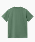 Camiseta Carhartt para Hombre en color verde fabricada en algodón presenta un corte holgado con el estampado gráfico 'Link Script' en color blanco. 