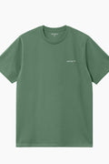 Camiseta Carhartt para Hombre en color verde fabricada en algodón presenta un corte holgado con el estampado gráfico 'Link Script' en color blanco. 