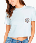 Camisetas Mujer | Camiseta Volcom Mujer | La camiseta Pocket Dial, con loros, palmeras y calaveras, presenta un gráfico de Volcom en el bolsillo izquierdo del pecho y en la parte posterior de la camiseta.