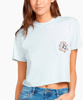 Camisetas Mujer | Camiseta Volcom Mujer | La camiseta Pocket Dial, con loros, palmeras y calaveras, presenta un gráfico de Volcom en el bolsillo izquierdo del pecho y en la parte posterior de la camiseta.