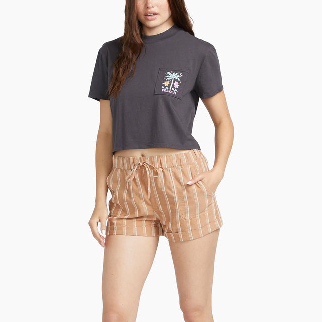 Camiseta Volcom | La Pocket Dial, una camiseta de manga corta con estampados gráficos. Presenta un diseño de bolsillo izquierdo del pecho y en la parte posterior de la camiseta.