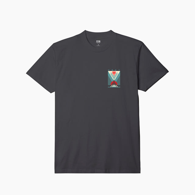 Camisetas Obey | Camiseta clásica para hombre fabricada en algodón al 100%. Presenta estampados gráficos de temporada en la parte frontal y trasera. Corte Regular. 