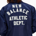 Chaqueta New Balance | Una silueta clásica inspirada en la herencia deportiva, reinterpretada con tejidos modernos y un ajuste relajado. 