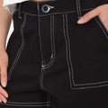 Falda para mujer de tiro bajo. Presenta un corte relajado con un diseño de bolsillos de parche en la parte delantera. Pespuntes en contraste y detalles únicos de la marca bordados por toda la prenda.