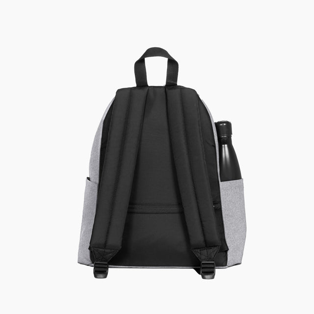 Mochila Eastpak Gris | Mochila Eastpak | <p style="text-align: justify;">Mochila ideal para el día a día. Inspirada en el clásico modelo icónico pero reinventada para una mayor adaptación a la vida moderna. Fabricada con 100% de materiales reciclados. Correas acolchadas