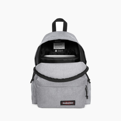 Mochila Eastpak Gris | Mochila Eastpak | <p style="text-align: justify;">Mochila ideal para el día a día. Inspirada en el clásico modelo icónico pero reinventada para una mayor adaptación a la vida moderna. Fabricada con 100% de materiales reciclados. Correas acolchadas