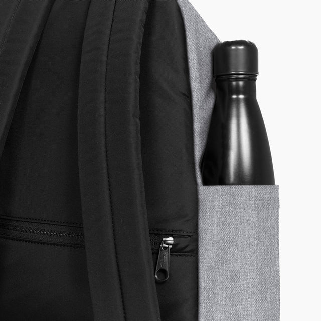 Mochila Eastpak Gris | Mochila Eastpak | <p style="text-align: justify;">Mochila ideal para el día a día. Inspirada en el clásico modelo icónico pero reinventada para una mayor adaptación a la vida moderna. Fabricada con 100% de materiales reciclados. Correas acolchadas