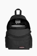 Mochila Eastpak Negra | Mochila ideal para el día a día. Inspirada en el clásico modelo icónico pero reinventada para una mayor adaptación a la vida moderna. Fabricada con 100% de materiales reciclados. Correas acolchadas.&nbsp;