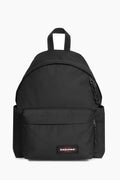 Mochila Eastpak Negra | Mochila ideal para el día a día. Inspirada en el clásico modelo icónico pero reinventada para una mayor adaptación a la vida moderna. Fabricada con 100% de materiales reciclados. Correas acolchadas.&nbsp;