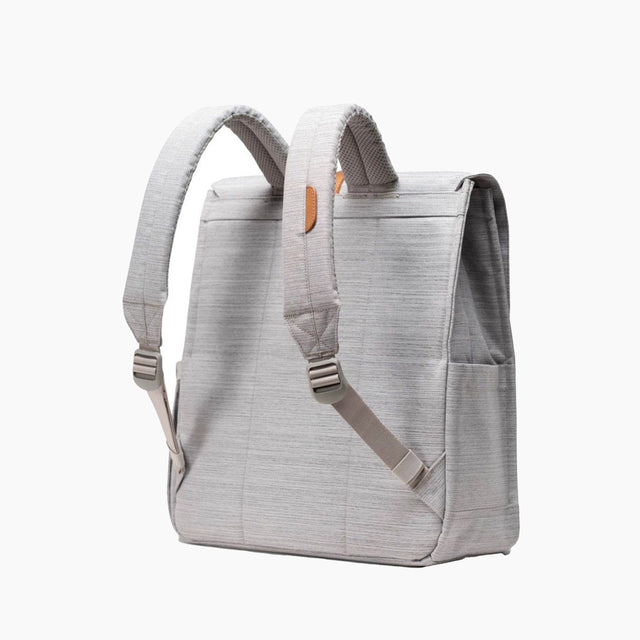 Mochila Herschel | Herschel City Backpack | Ligera, rápida y hecha para ponerse a trabajar. Esta mochila estilizada tiene bolsillos para organizar sus herramientas de trabajo y un perfil elegante que se mueve sin esfuerzo por aceras concurridas y metros llenos de gente.