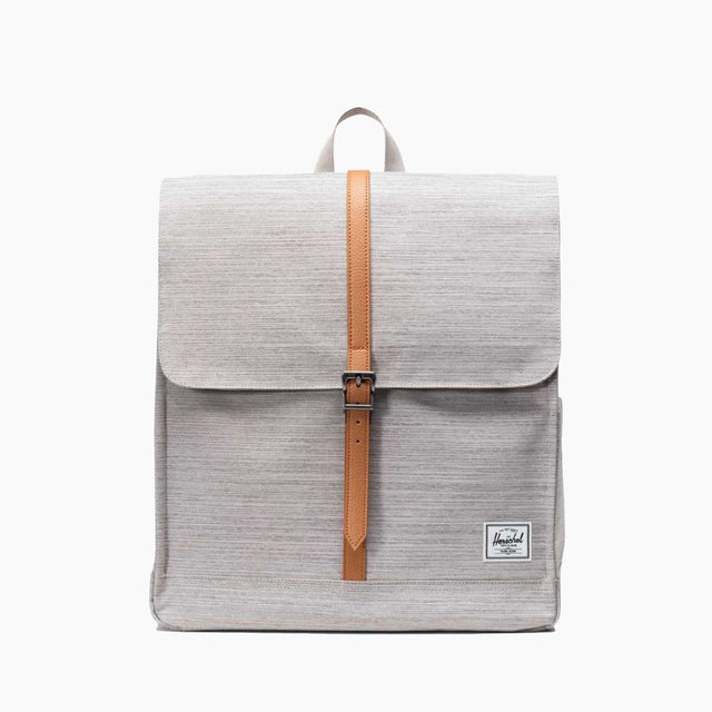 Mochila Herschel | Herschel City Backpack | Ligera, rápida y hecha para ponerse a trabajar. Esta mochila estilizada tiene bolsillos para organizar sus herramientas de trabajo y un perfil elegante que se mueve sin esfuerzo por aceras concurridas y metros llenos de gente.