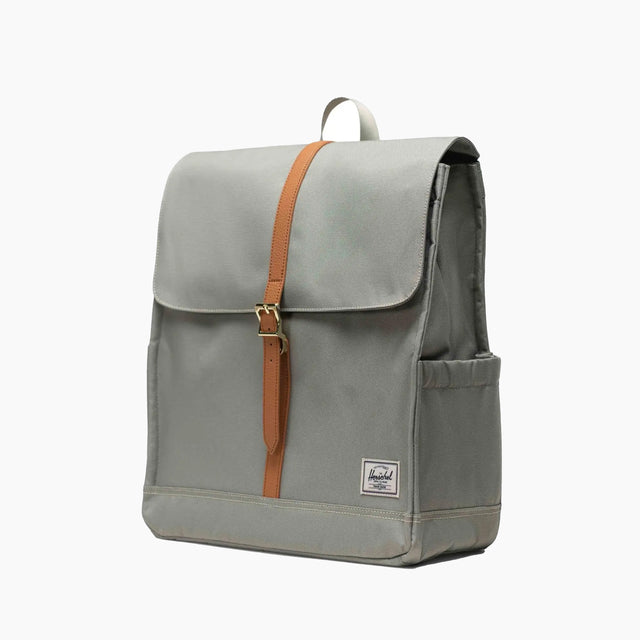 Mochila Herschel | Mochila Hombre | Ligera, rápida y hecha para ponerse a trabajar. Esta mochila estilizada tiene bolsillos para organizar sus herramientas de trabajo y un perfil elegante que se mueve sin esfuerzo por aceras concurridas y metros llenos de gente.