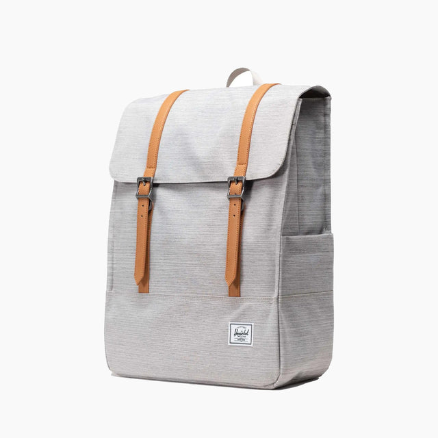 Mochila Herschel | Esbelto, limpio, hecho para moverse. Creada para desplazarse por el terreno de la ciudad en bicicleta o a pie, optimizada para deslizarse a través de autobuses y trenes llenos de gente; sin importar cómo viaje, la mochila Survey lleva consigo sus elementos esenciales para el día a día.3