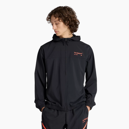 NEW BALANCE JAQUETA GRÁFICA TEJIDA REIMAGINADA PRETA MJ53527-BK