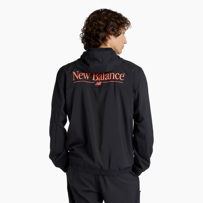 NEW BALANCE JAQUETA GRÁFICA TEJIDA REIMAGINADA PRETA MJ53527-BK