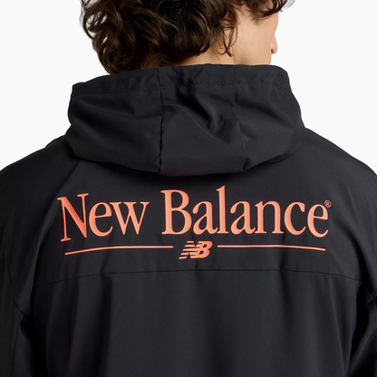 NEW BALANCE JAQUETA GRÁFICA TEJIDA REIMAGINADA PRETA MJ53527-BK