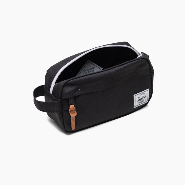 Herschel | Neceseres Hombre | Tu compañero de viaje de fin de semana. Perfecto para guardar tu cepillo de dientes y artículos de tocador, organizar cables y cargadores o llevar lo que quieras. Mételo en tu bolso de viaje o llévalo por el asa lateral.