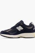 New Balance 2002r para Mujer una sneaker inspirada en la zapatilla de correr de los 2000 que ha evolucionado para convertirse en uno de los modelos de New Balance más amados por tod@s amantes de la marca, disponible también para Hombre | M2002RCA - New Balance 2002r.