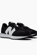 Disfruta de la renovación del estilo retro adaptado a una era moderna, Disponible para Hombres y Mujeres esta New Balance 327 Negra te salvará de muchas su comodidad y estilo pegarán con cualquier prenda de tu armario consiguiendo un look sencillo, casual y apto para cualquier situación. [ Envíos 24hs ] [ Sabas Shop ]