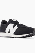 Disfruta de estilo y comodidad con las nuevas zapatillas de niño New Balance 327 en negro. Diseñadas con materiales de alta calidad, estas zapatillas son ideales para cualquier ocasión y se adaptan perfectamente al pie para asegurar una pisada suave y estable. Experimenta el rendimiento de New Balance con un toque de moda.