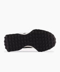 Disfruta de estilo y comodidad con las nuevas zapatillas de niño New Balance 327 en negro. Diseñadas con materiales de alta calidad, estas zapatillas son ideales para cualquier ocasión y se adaptan perfectamente al pie para asegurar una pisada suave y estable. Experimenta el rendimiento de New Balance con un toque de moda.