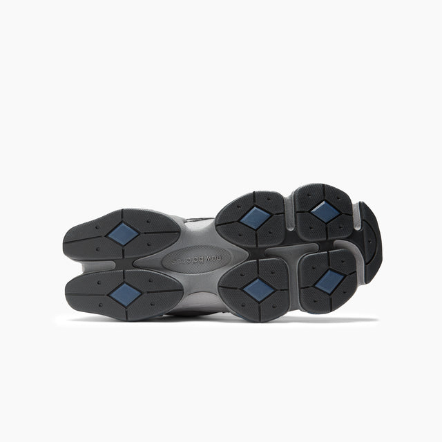 New Balance 9060, un modelo inspirado en las zapatillas en color gris inspirado en los modelos más emblemáticos del archivo de New Balance y se caracteriza por un estilo cuidado por un diseño innovador. La 9060 reinterpreta los conocidos detalles clásicos de la serie 99x 