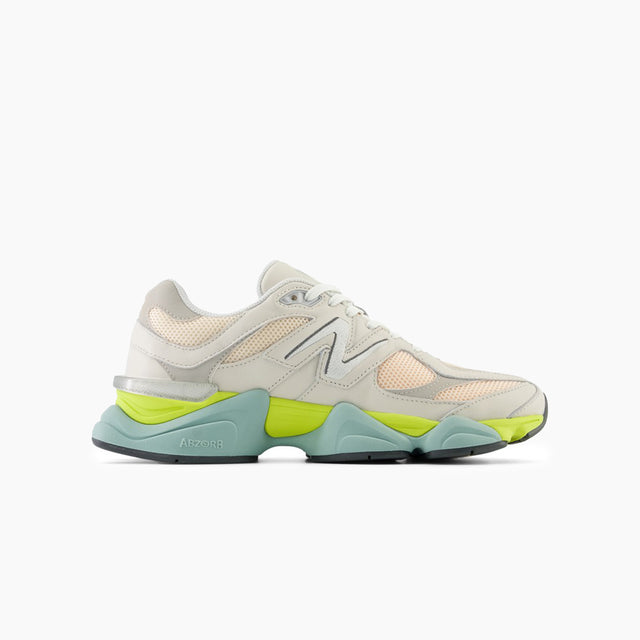 Zapatillas New Balance 9060 para Mujer Grises & Multicolor - La 9060 es la nueva expresión de estilo estilizado y el diseño innovador de la serie 99x clásica. La 9060 reinterpreta elementos conocidos de la 99x con una sensibilidad transformada que se inspira en la técnica visible y futurista de los 2000. Comodidad garantizada en cada paso. 