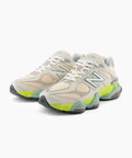 Zapatillas New Balance 9060 para Mujer Grises & Multicolor - La 9060 es la nueva expresión de estilo estilizado y el diseño innovador de la serie 99x clásica. La 9060 reinterpreta elementos conocidos de la 99x con una sensibilidad transformada que se inspira en la técnica visible y futurista de los 2000. Comodidad garantizada en cada paso. 